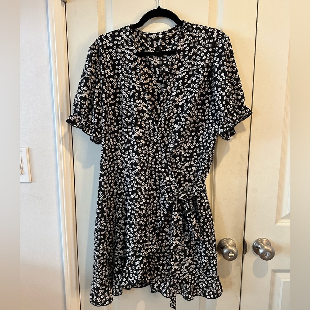 Black and white floral short wrap dress